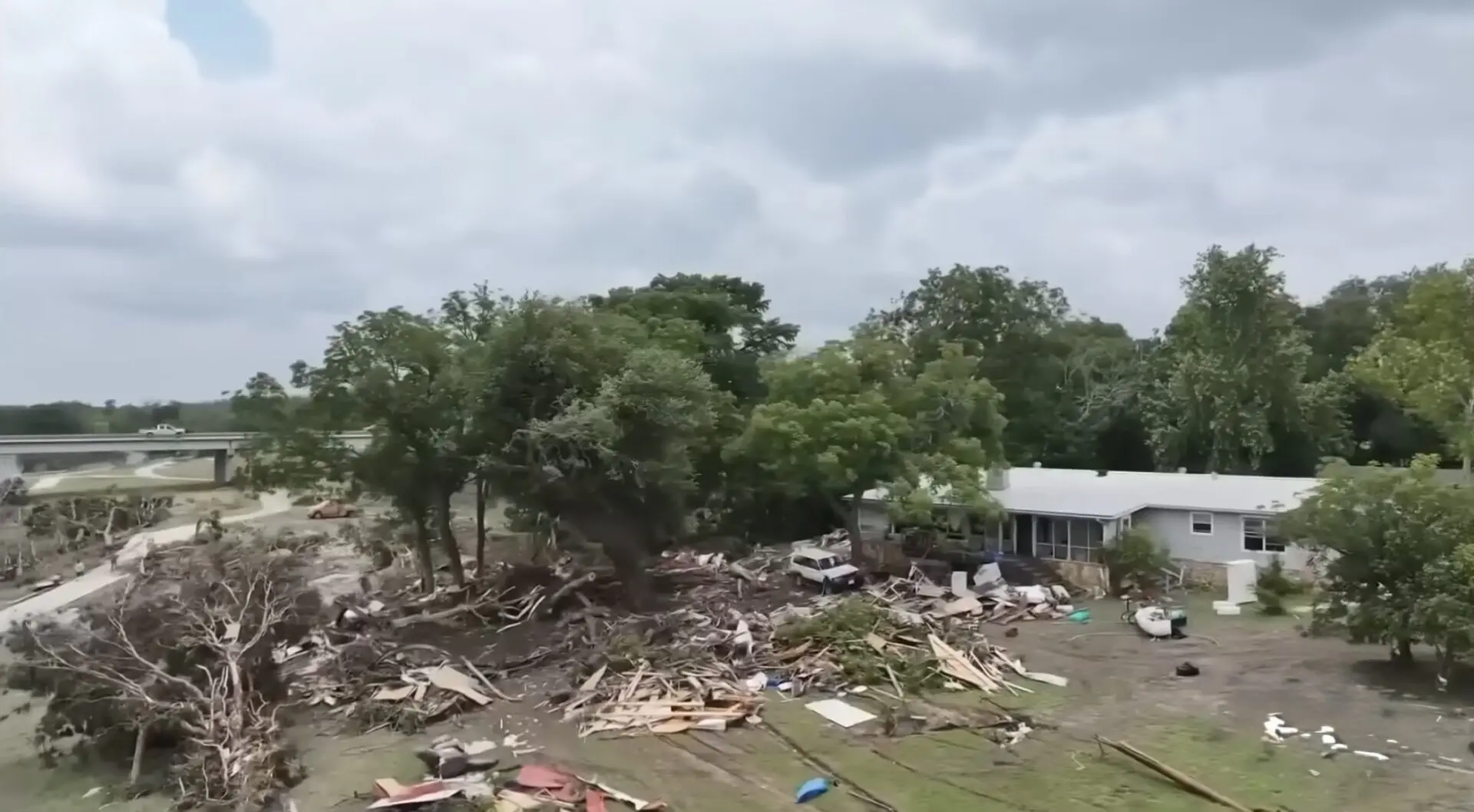 Bomberos mexicanos colaboran en labores de rescate tras inundaciones en Kerrville, Texas